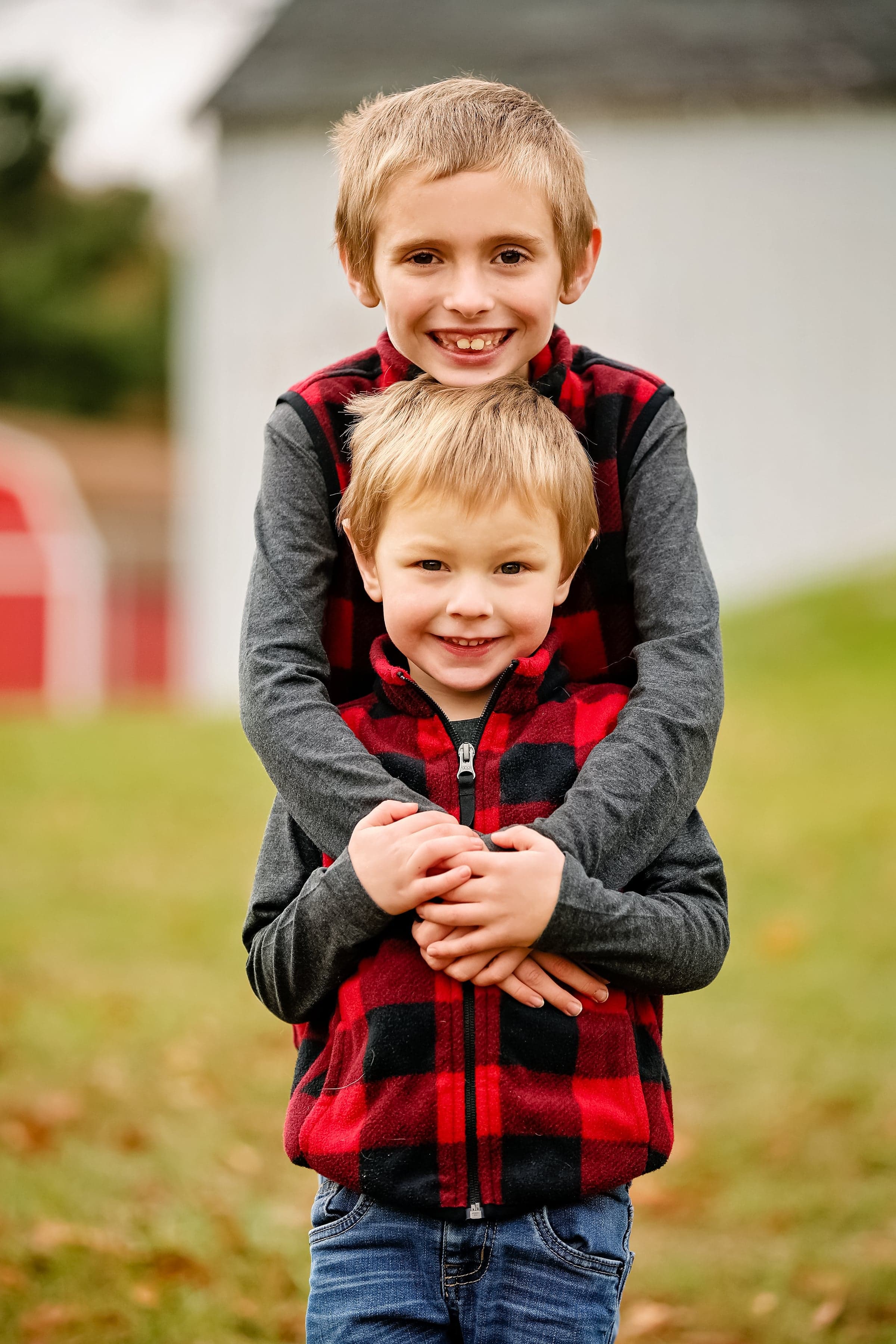 Family photo session at Secrest Arboretum